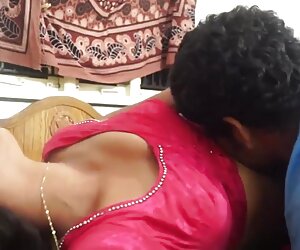 Percintaan bilik tidur gadis India dengan teman lelaki India matang yang panas.