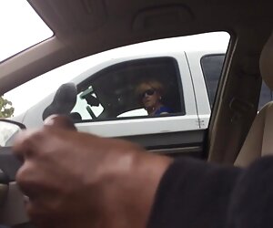 Wanita itu memerhati saya merangkap dia tidak malu di hadapan xxx 30 tahun.