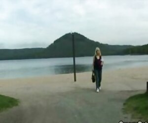 Pelacur gemuk matang meniduri wanita di khalayak ramai dengan lelaki muda melakukan hubungan seks.