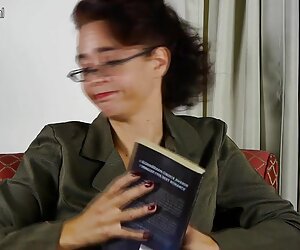 Ibu cougar Amerika bermain, meniduri rakan anak lelaki mereka dalam bahasa Sepanyol dengan faraj basah mereka.