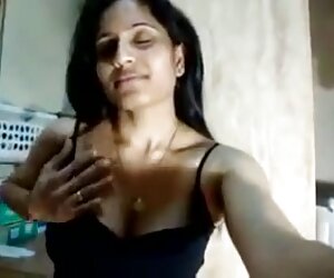 India Baru Matang MILF dengan Payudara Bermain.