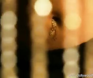 Penari perut matang yang cantik dengan banyak buah dada bollywood.