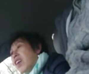 Wanita Cina, wanita kulit hitam tua meniduri budak rumah yang lebih tua, menyentak batangnya di dalam kereta.