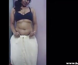 Guru seks India Lily memainkan peranan melancap dengan nenek.