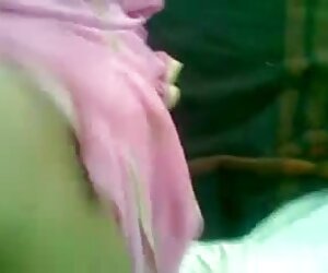 Gadis India fucks wanita tua pintar dan memberikan blowjob.