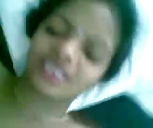 Gadis India fucks wanita tua pintar dan memberikan blowjob.