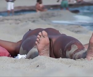 Matang dengan badan yang baik, intip di pantai.