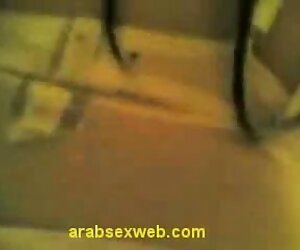 Arab menari dan menunjukkan seks dengan wanita tua berbulu.