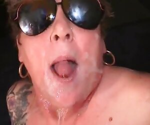 Isi kedua-dua hujungnya! Rona, banyak dubur dan air mani daripada creampie! Ibu hitam dengan pantat besar.