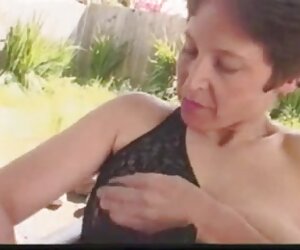 Nenek luar wanita matang matang dengan faraj berbulu menggosok secara percuma dengan bunyi yang disegerakkan.