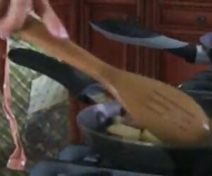 Seksi ibu sumbang mahram xxx amatur milf memasak bogel.