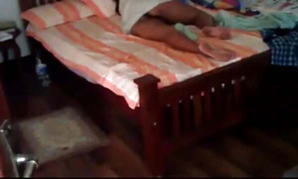 XXX Desi milf ditangkap menunjukkan saya dua panas matang di luar.