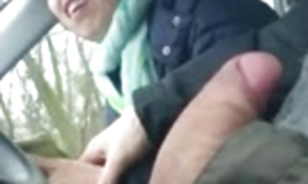 XXX Wanita Cina, wanita kulit hitam tua meniduri budak rumah yang lebih tua, menyentak batangnya di dalam kereta.