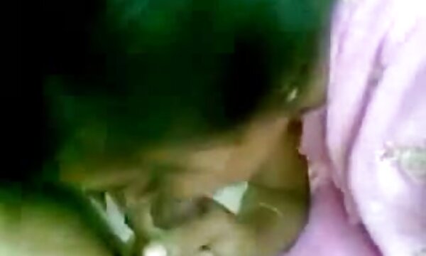 XXX Gadis India fucks wanita tua pintar dan memberikan blowjob.