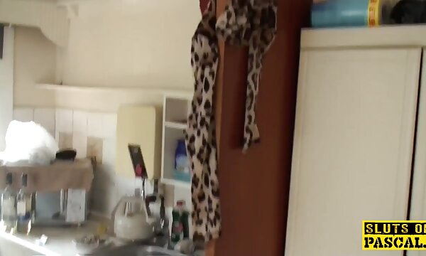 XXX Wanita awek matang dengan pantat besar dalam video buatan sendiri mendominasi gaya doggy.