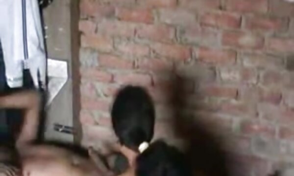 XXX Makcik India panas cuba memuaskan hati lesbian matang dengan menggoda gadis muda lebih baik daripada pelanggannya.