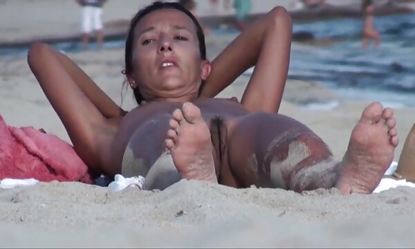 XXX Matang dengan badan yang baik, intip di pantai.