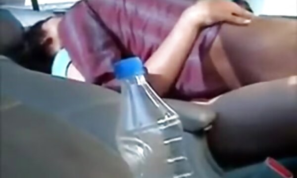 XXX Voyeur meniduri keretanya supaya semua wanita berbulu telanjang boleh melihat zakar hitam.