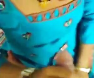 Makcik India jerking off dia berumur empat puluh tahun India teman lelaki bersetubuh.