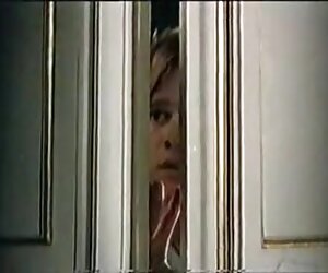 Budak lelaki itu menonton video ibunya dengan menjerit wanita matang di rumah.