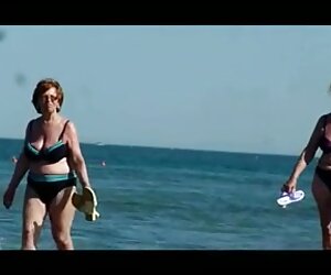 Nenek Argentina tua seksi xxx di pantai sedang diintip.