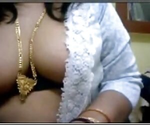 Isteri India dengan buah dada besar pada kamera melakukan hubungan seks dengan wanita amatur.