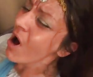 Wanita India berpeluh dengan tetek MILF menggoda lelaki muda yang besar dan kendor.