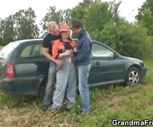 Jalang tua mengambil dua ayam sabung di jalan, video seks dengan faraj tua seorang wanita matang.