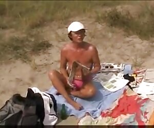 Intip matang, lesbian tua melancap dan menghisap di pantai.