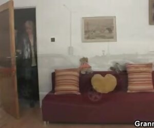 Jalang tua melompat pada tiub dewasa muda dan batang kurus nenek.