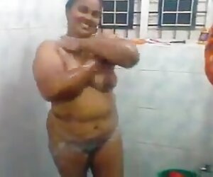 Adegan mandi seksi dan panas makcik baru India dengan tetek gergasi, selatan matang.