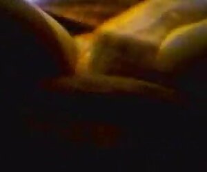 Wanita petani melancap pada kamera manakala video lucah lama kanak-kanak kecil menangis berlatar belakangkan kematangan.