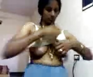 Makcik Telugu Selatan mengadakan hubungan seks dengan wanita India tua dan menunjukkan buah dadanya kepada pelanggan.