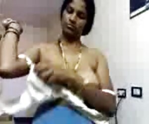 Makcik Telugu Selatan mengadakan hubungan seks dengan wanita India tua dan menunjukkan buah dadanya kepada pelanggan.