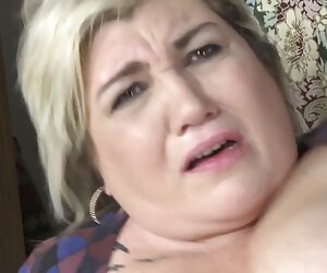 Ibu wanita gemuk yang matang mempunyai hubungan seks dengan lelaki matang tua yang gembira.