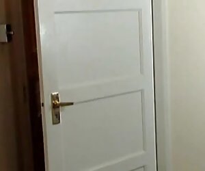 Solange dalam pakaian cantik lesbian yang lebih tua bersetubuh di dalam rumah.