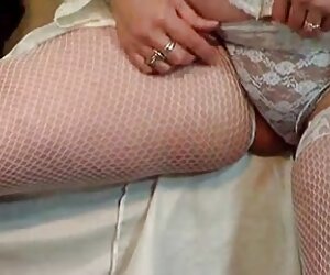 Solange dalam pakaian cantik lesbian yang lebih tua bersetubuh di dalam rumah.