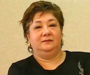 Nenek Jepun dengan payudara besar, wanita matang bercinta dalam pertunjukan buatan sendiri.