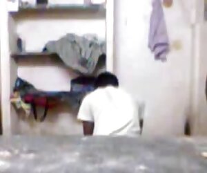 Makcik India memberikan blowjob kepada lelaki muda, menonton video matang buatan sendiri.