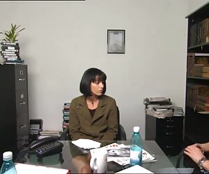 Wanita tua berbogel Lisa menembusi sepenuhnya.