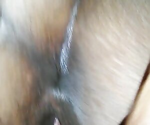 Hitam dengan pantat gemuk + milf kayu hitam sukakan gaya doggy Chile yang matang.