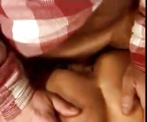 Berambut perang matang kacau semasa menonton wanita meniduri saudara mario berambut perang.