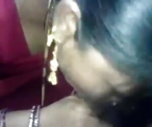 Gadis India bersaree merah bercinta dengan kekasih.