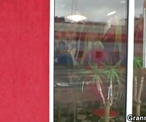 Zakar ayam lapar nenek fucking wanita yang lebih tua mendapat ditumbuk.