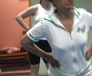 Wanita tua ganas matang, ibu dalam hd, suka bermain sukan berbogel.