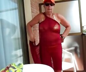 Nenek berusia 69 tahun menunjukkan segala-galanya di balkoni nenek, wanita matang fuck.