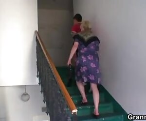 Lesbian nenek ibu dan anak perempuan xxx berpayu dara besar dijemput oleh muda matang stud.