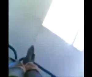 Makcik jururawat India Selatan yang seksi dan panas menggunakan kondom untuk meniduri teman lelaki, ibu dan anak perempuannya.