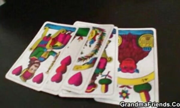 XXX Wanita matang kehilangan farajnya dalam permainan poker.