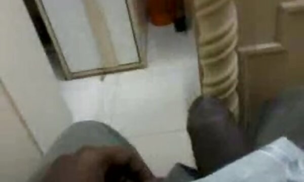 XXX Menunjukkan pembantu rumah matang India saya di Skype.